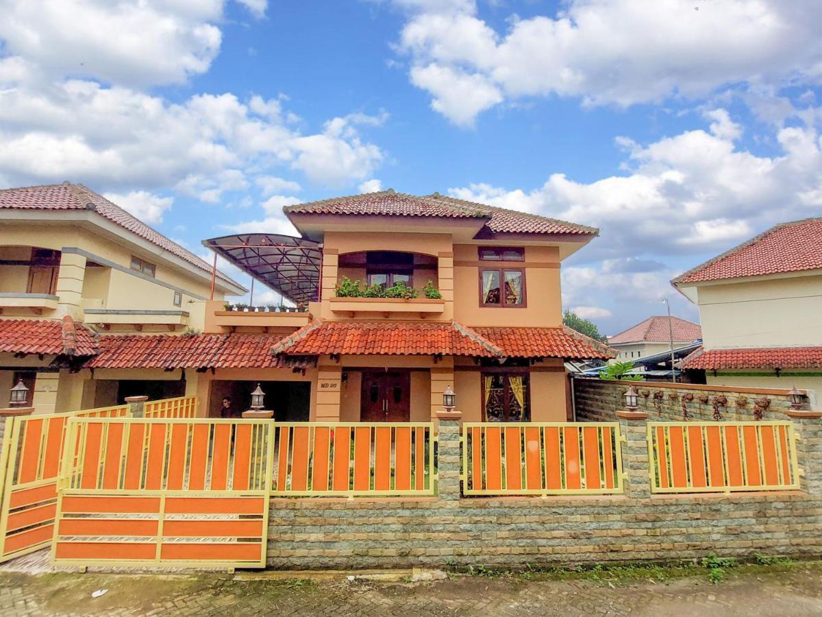 Villa Samsu By Puncak Holiday Cianjur Eksteriør bilde